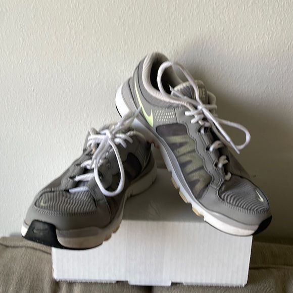 Nike sneakers size 9.5  used - Picture 1 of 11